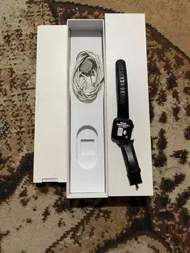 Dijual Apple Watch 5 Black 40mm Lengkap