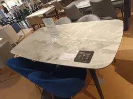 Meja makan & 4 kursi bahan porcelaine dan metal