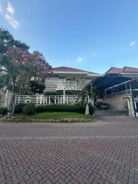 RUMAH DI KAWASAN ELIT GRAHA FAMILY SURABAYA BARAT HITUNG TANAH 26JT/M²