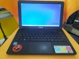 Laptop asus E202S