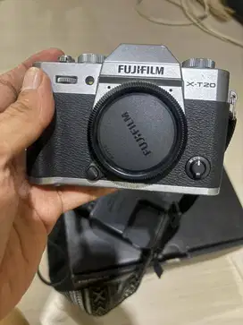 DIJUAL KAMERA MIRRORLESS FUJIFILM XT20 (SECOND)