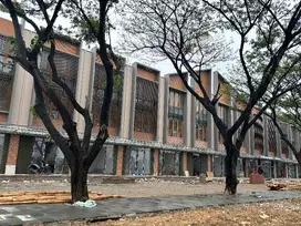 dijual ruko 3 lantai didepan ,akses strategis di main boulevard