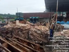 Kayu bakar bekas palet