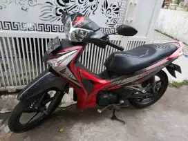 Honda Supra X 125 Helm in Merah 2012