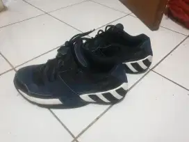 Dijual Sepatu Adidas original size 41 kondsi like new