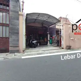 Tanah bangunan hook luas dekat jalan besar di Solo