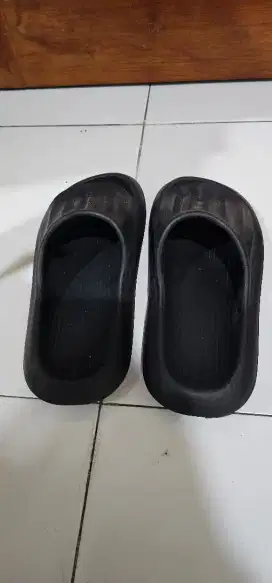 Sandal cowok bekas 2 pasang