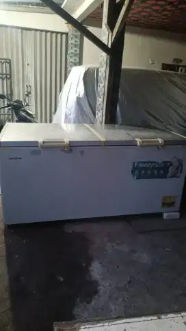 Freezer bok merek Modena ukuran 1000 liter