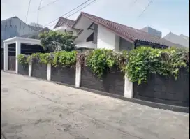 Rumah Besar di Hoek Komplek Batu Indah Soekarno Bandung