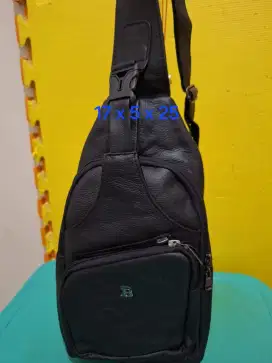 Tas branded bally
Kulit asi uk 17 x 5 x 25
Lomited edition
Pemakaian p