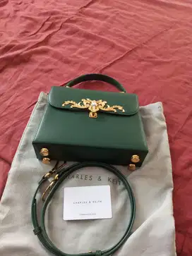 Tas Tangan Charles & Keith.