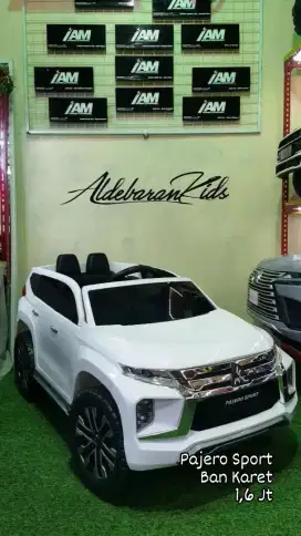 Mobil mainan aki Pajero ban Karet