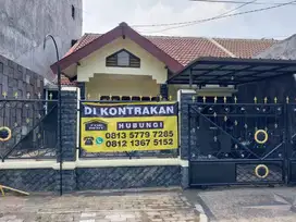 Di Kontrakan Rumah Di Topaz Raya PPS Gresik