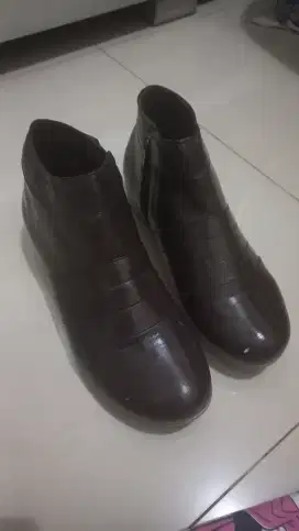 Sepatu Boot Wanita Semi Kulit