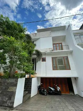 Rumah Modern Minimalis Dalam Townhouse di Lebak Bulus