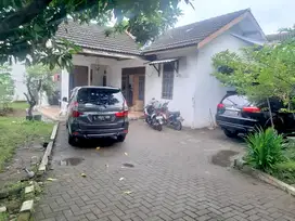 rumah di jual adem asri dan strategis .