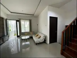 Dijual Rumah Bagus Tingkat 2 Lt Semi Furnished di Perum Bsb City