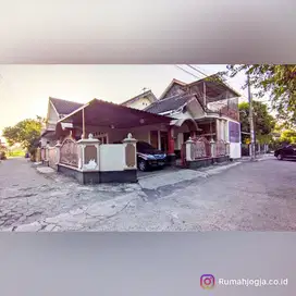 rumah besar bangunan 2 lantai pinggir jalan aspal banguntapan