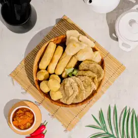 Pembuat pempek lemak palembang