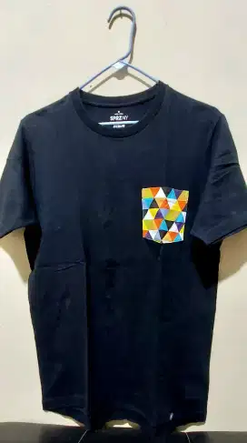 Kaos UNIQLO hitam pocket