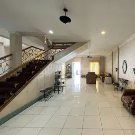 Dijual Villa Taman Malibu Indah JL Malibu