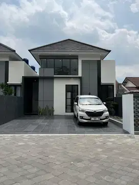 RUMAH MEWAH MODERN ISTIMEWA DENGAN HIGHT CEILING DI JAKAL KM 13 