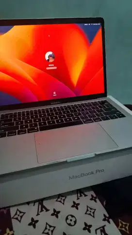 Macbook pro 2017 non touch bar