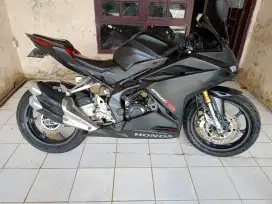 Dijual CBR 250 RR warna Hitam