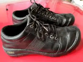 Sepatu pantofel kulit Keen 44