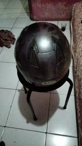 Helm KYT  bekas pemakaian