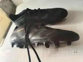 Murha aja sepatu bola Adidas predator