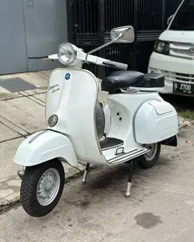 Vespa super tahun 1976 Putih susu