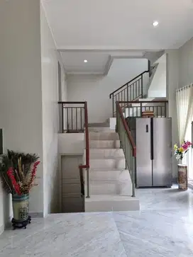 Rumah Cantik Furnished Lokasi Strategis 3.5 Lantai