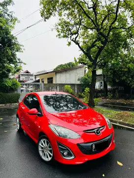 Mazda 2 1.5R Hatchback Merah Merona Ganteng Ganz