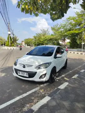 Mazda 2 putih mulus tinggal pakai