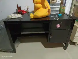 Meja kerja kayu