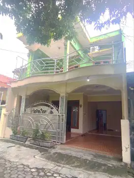 Rumah cantik 2 lantai di belakang luwes Gentan murah