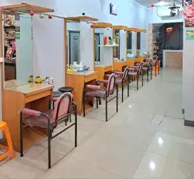 Dibutuhkan hairstylish kerja salon