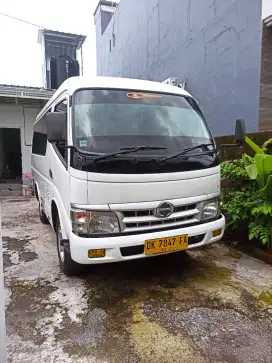 Hino Dutro elf 2013 putih