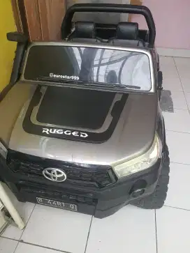 Mobil mainan aki hilux