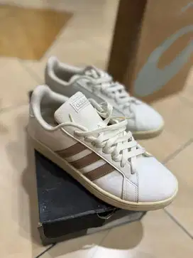 Sepatu Adidas court