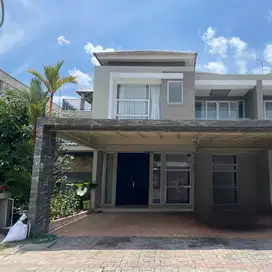 DIJUAL RUMAH CANTIK ROYAL GRANDE JALAN UTAMA MEWAH