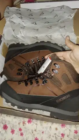 Sepatu Eiger ukuran 39