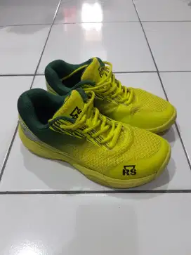 DIJUAL SEPATU BADMINTON RS LIKE NEW