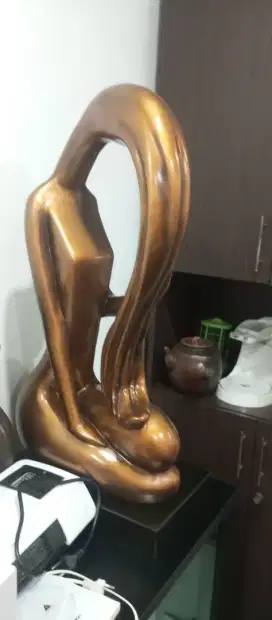 Patung Abstrak Wanita