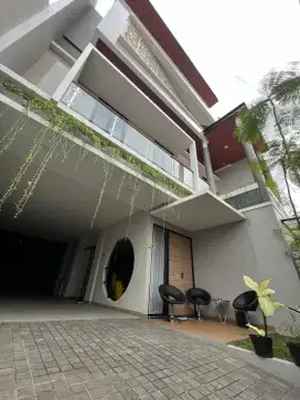 Rumah mewah plus kolam renang full perabot