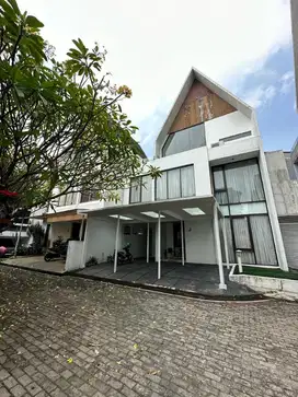 Di sewakan rumah townhouse ada S'Pool Jati padang