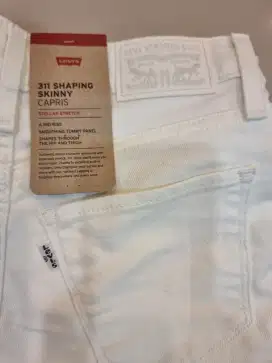 Levi's Women 311 Shapping Skinny Jeans Capri White