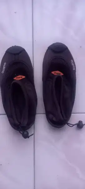 Sepatu pantai anti pasir