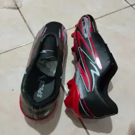 Sepatu futsal SPECS enak buat latihan